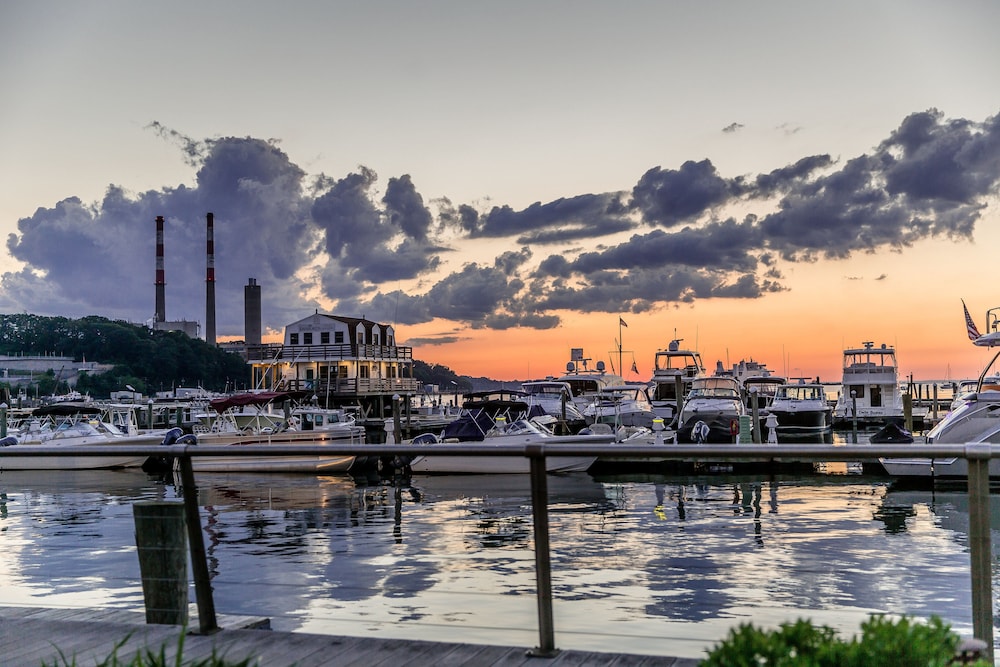 Danfords Hotel and Marina 64/69