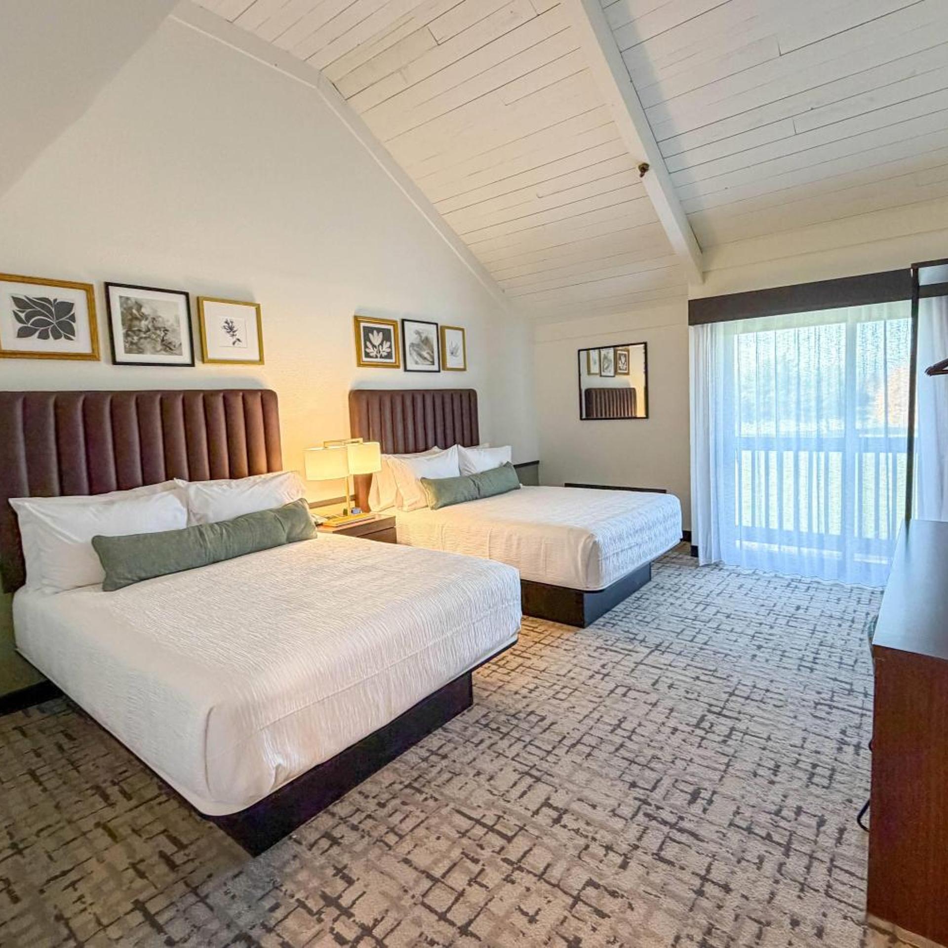 Room, King Bed, 2 Queen Beds, Golf Course View