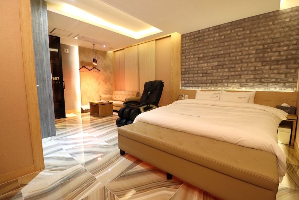 Airport Hotel 8/43