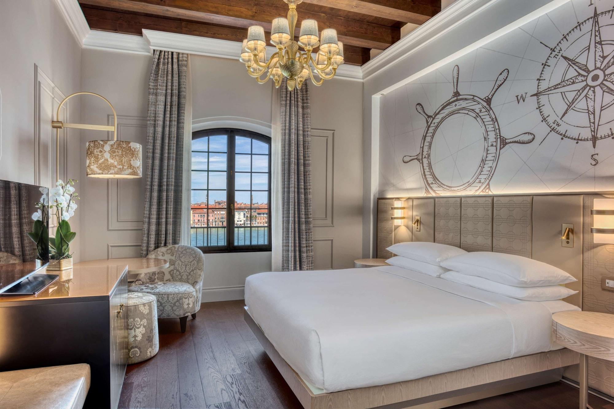 Molino, Executive, King Bed, City View