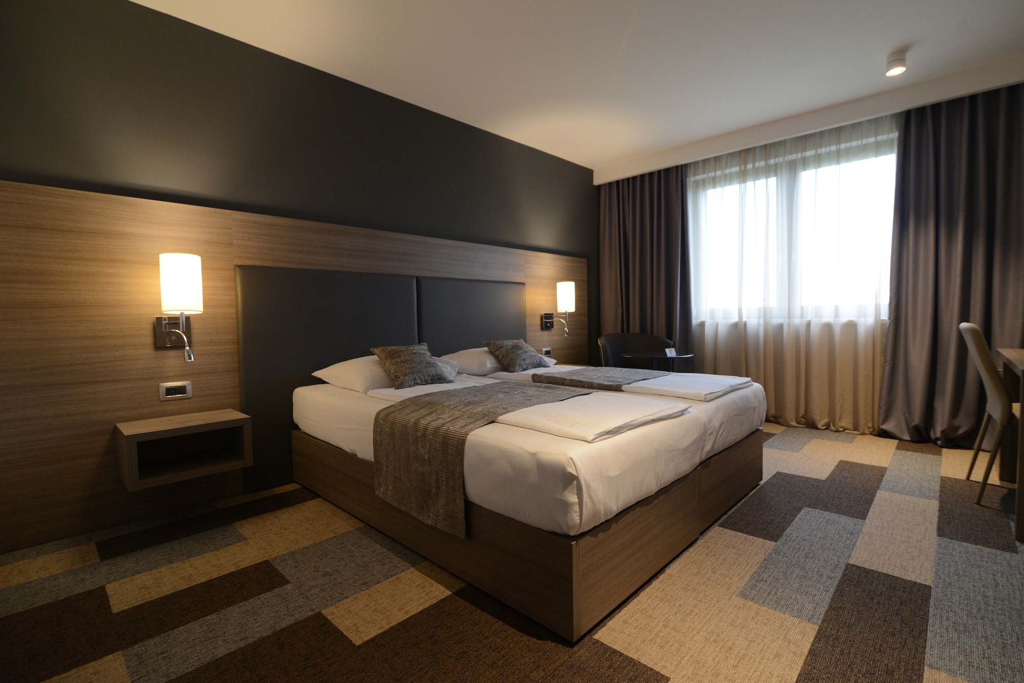 DELUXE, QUEEN BED