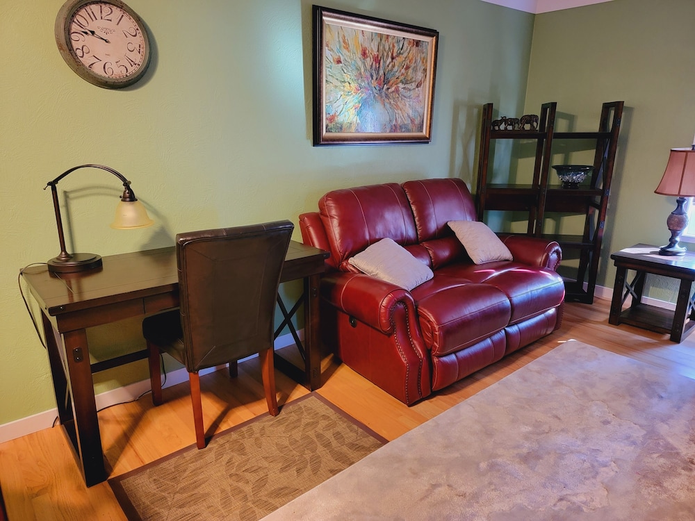 James Bay Inn Hotel Suites Cottage 49/74