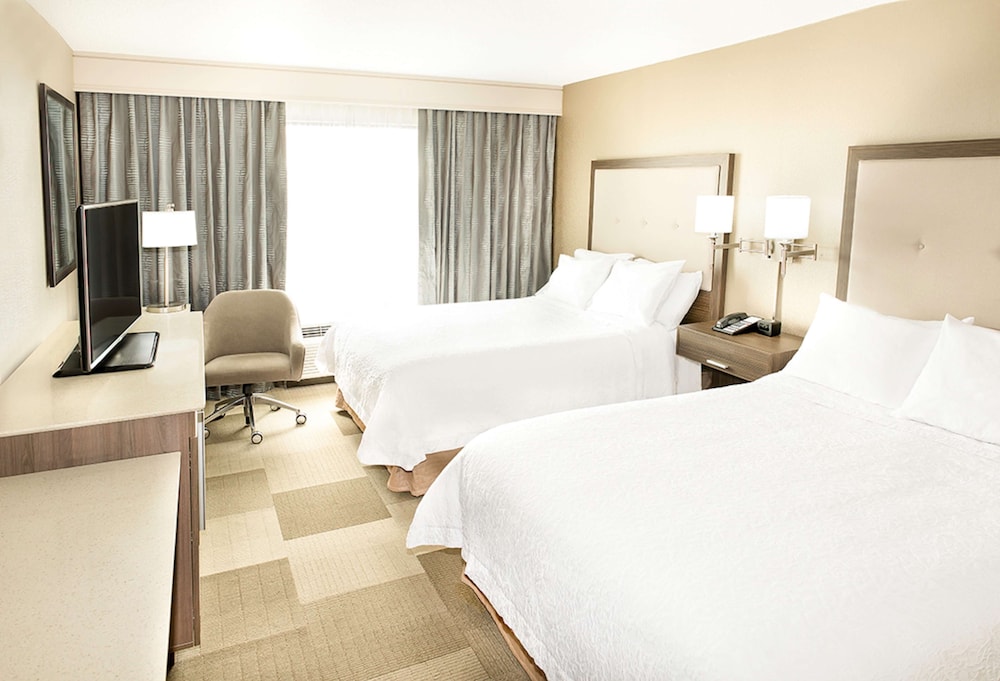 Hampton Inn Suites By Hilton Bolton On Canada 19/46