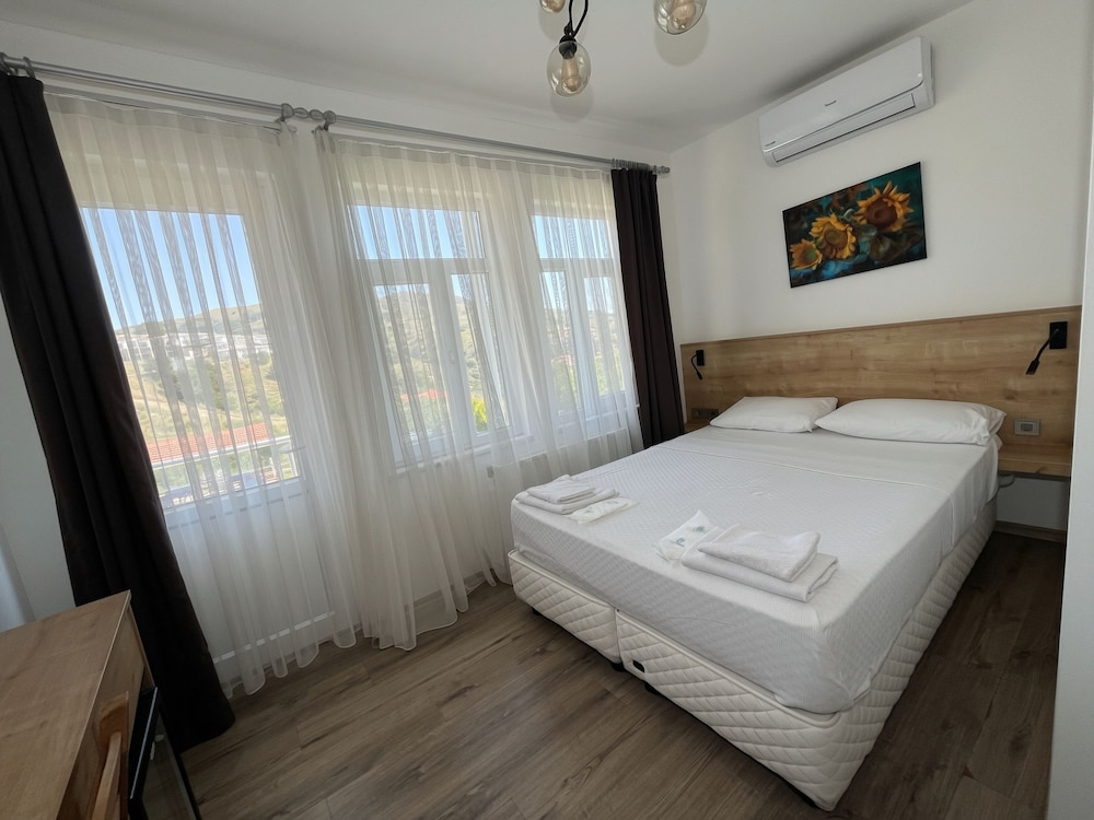 Parli Hotel 12/45