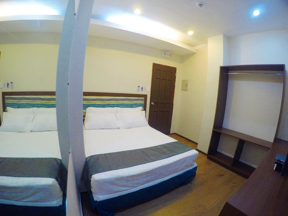 Golden Gate Suites 19/65