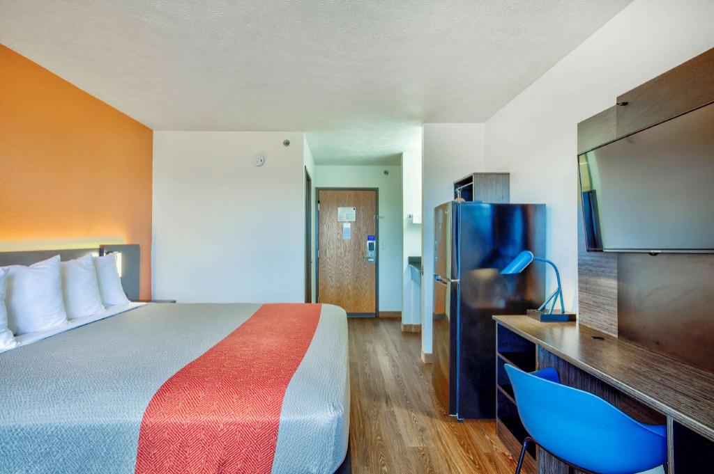 1 King Bed - Non-Smoking, Mini Fridge