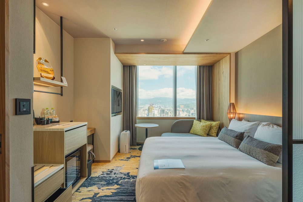 ROOM, QUEEN BED