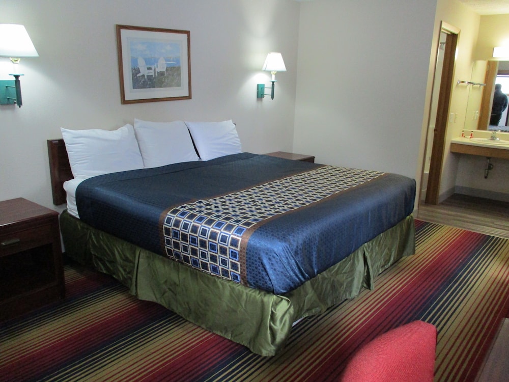 Travelodge by Wyndham Spirit Lake/Okoboji 32/53