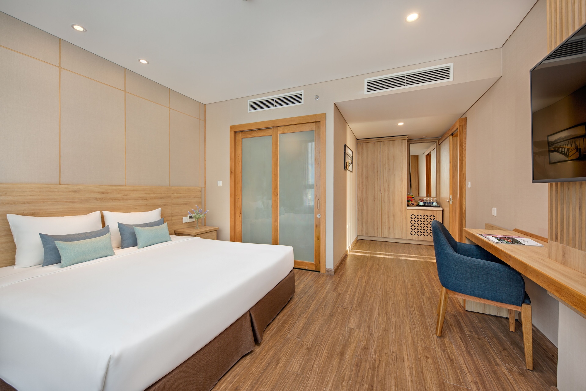 Suite, King Bed, City View, Sofa