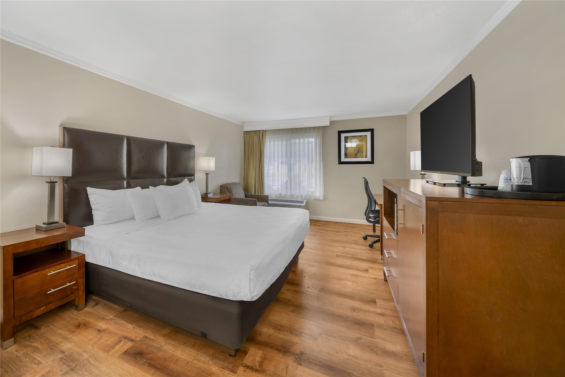 غرفة مفردة بسرير كينج بجاكوزي، Best Western Plus Northwoods Inn 4/6
