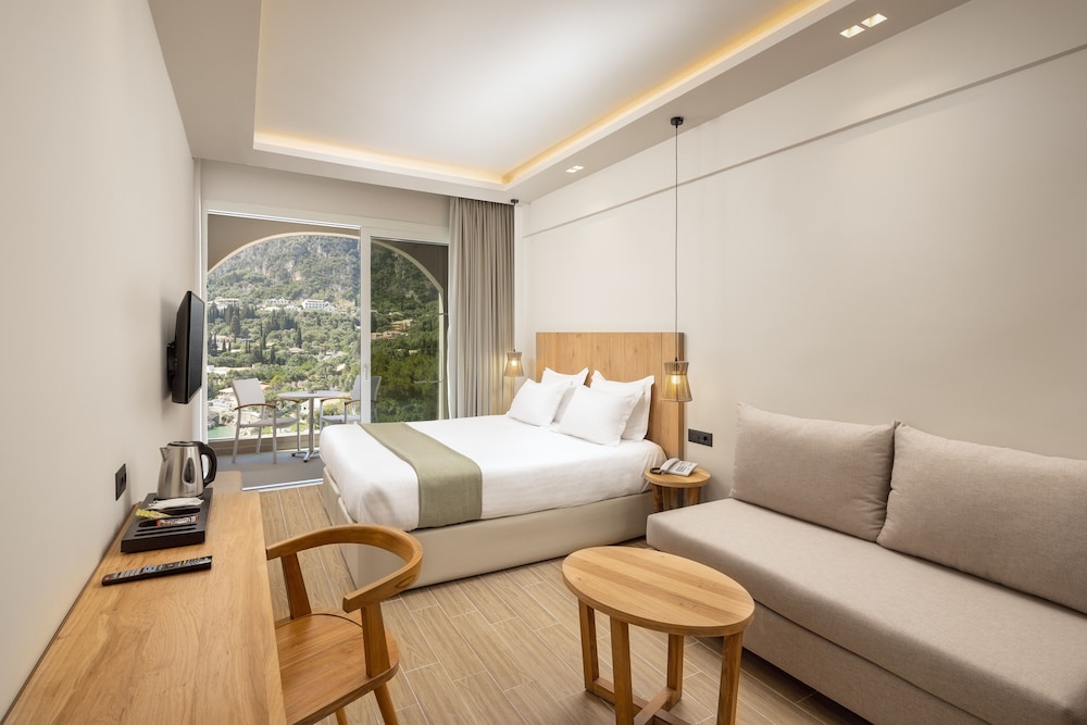 Superior, Queen Bed, West Side