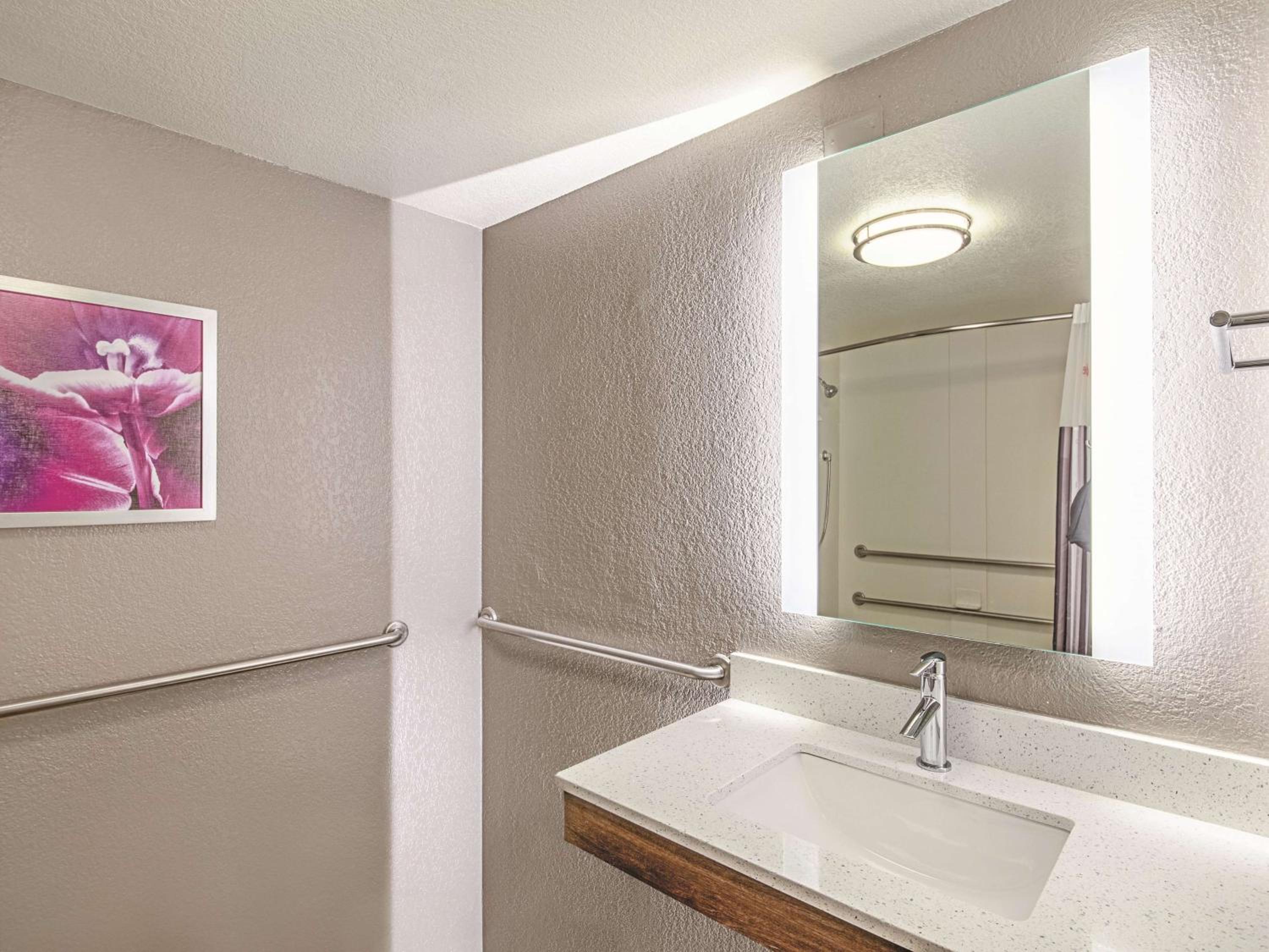غرفة بسرير كينج بحوض استحمام لذوي الإعاقة، La Quinta Inn & Suites by Wyndham Austin Airport 5/5