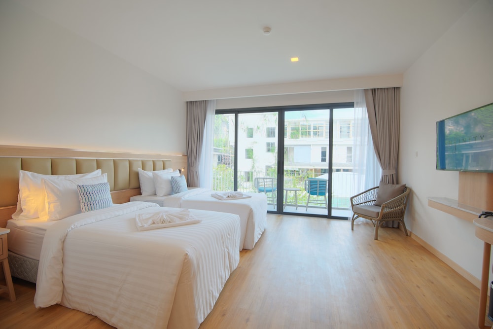 PREMIER, DOUBLE OR TWIN BED, POOL VIEW