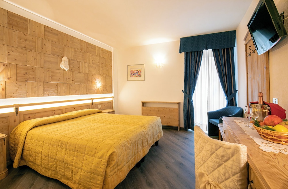 غرفة كومفورت بإطلالة على الجبل مفردة بسرير كوين، Grand Hotel Des Alpes 10/10