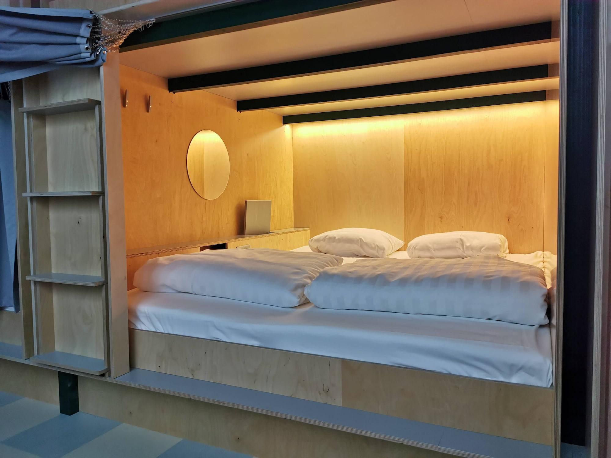 Capsule, Double Bed