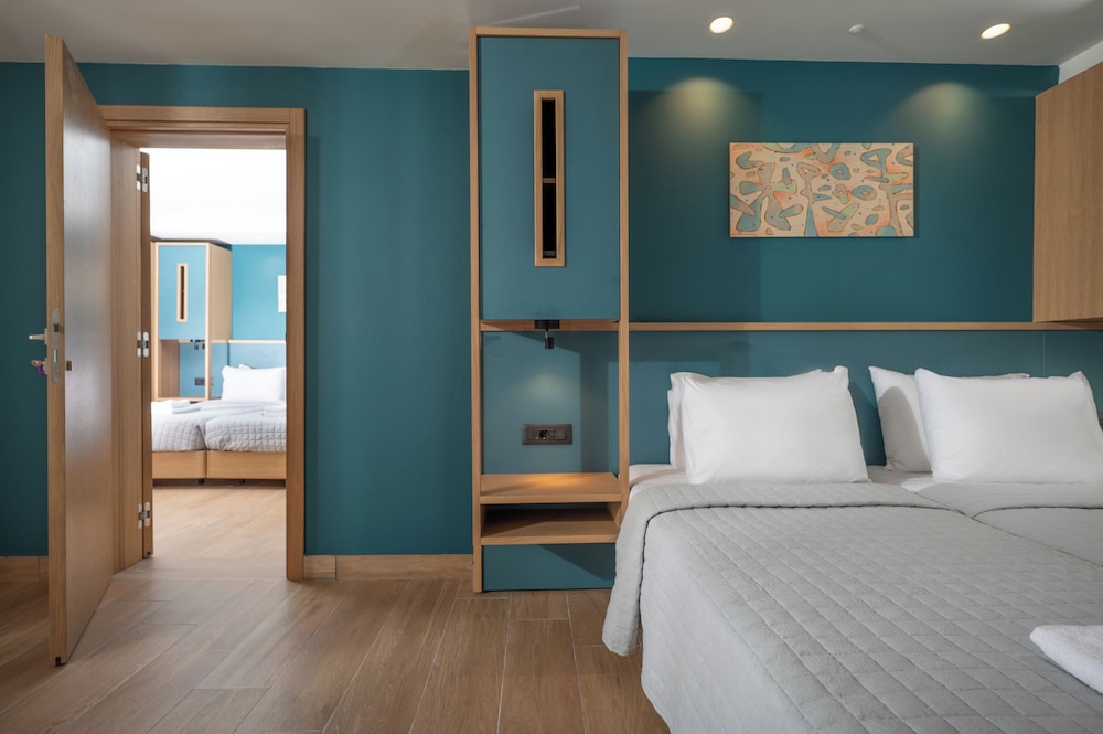Connecting, Superior, 2 Queen and Twin Beds, Sea View