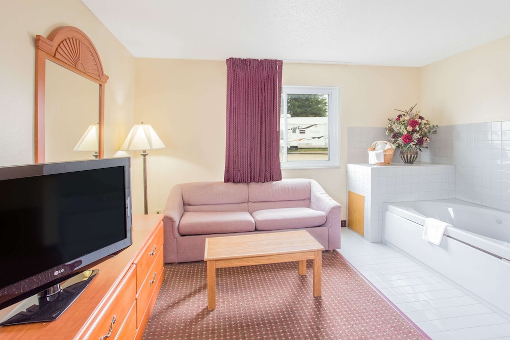 Super 8 by Wyndham Waverly 31/57