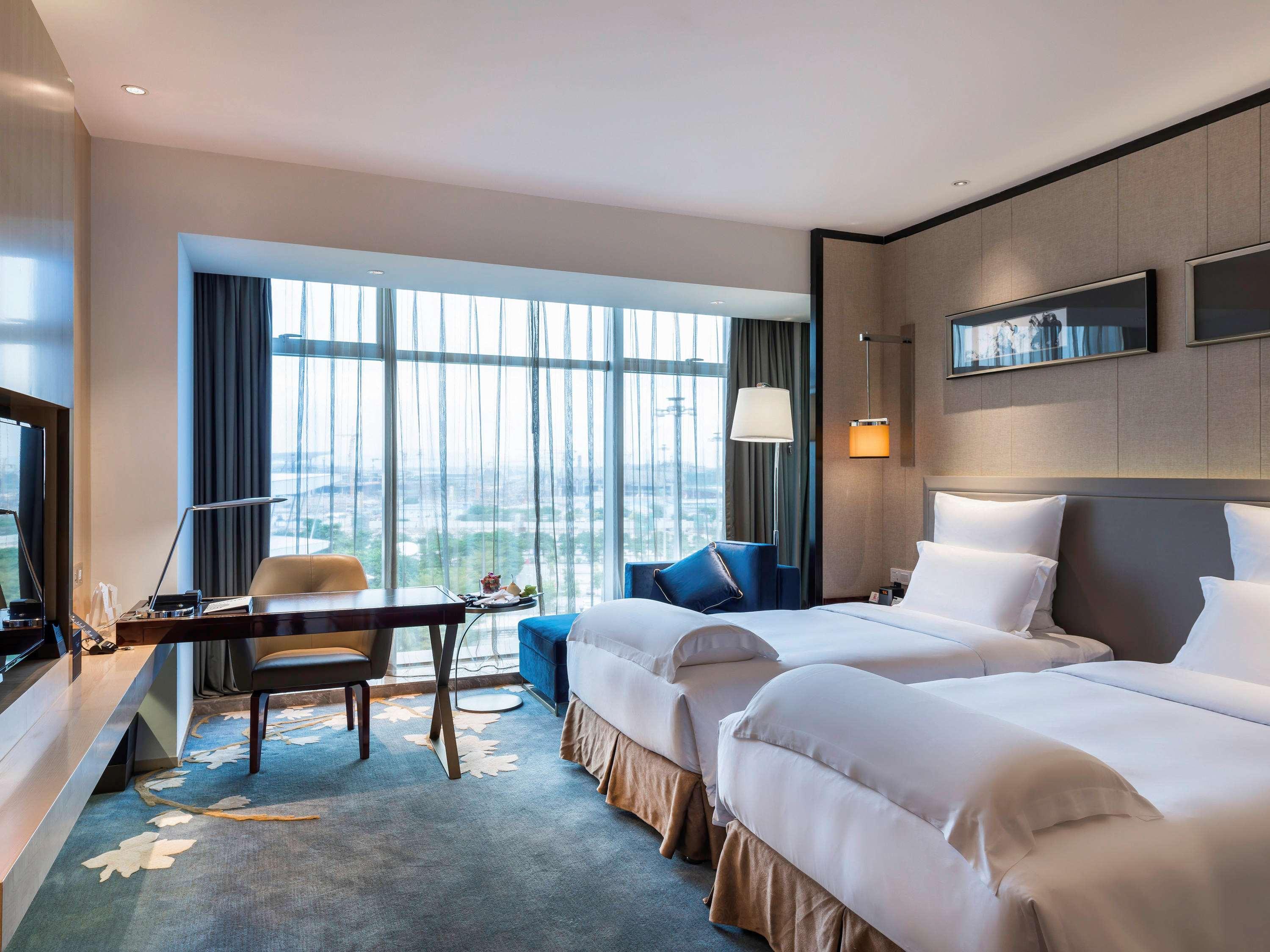 EXECUTIVE, TWIN BEDS, AIRPORT VIEW, EXECUTIVE LOUNGE ACCESS