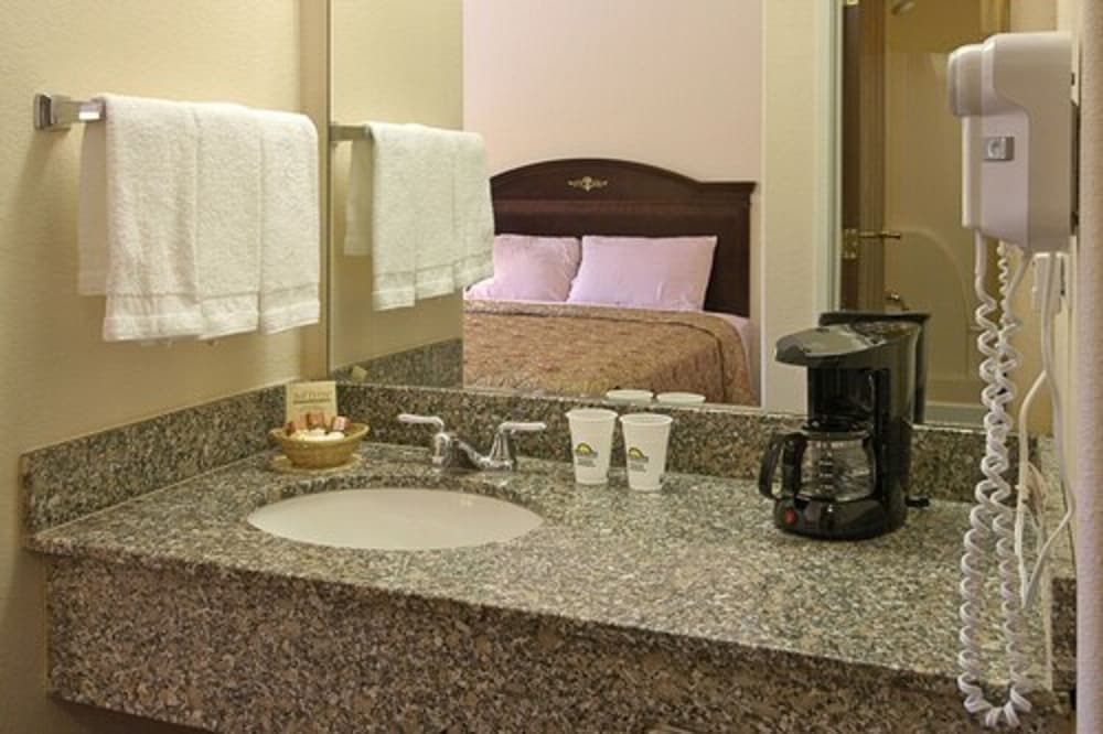 Days Inn And Suites Eunice 40/47
