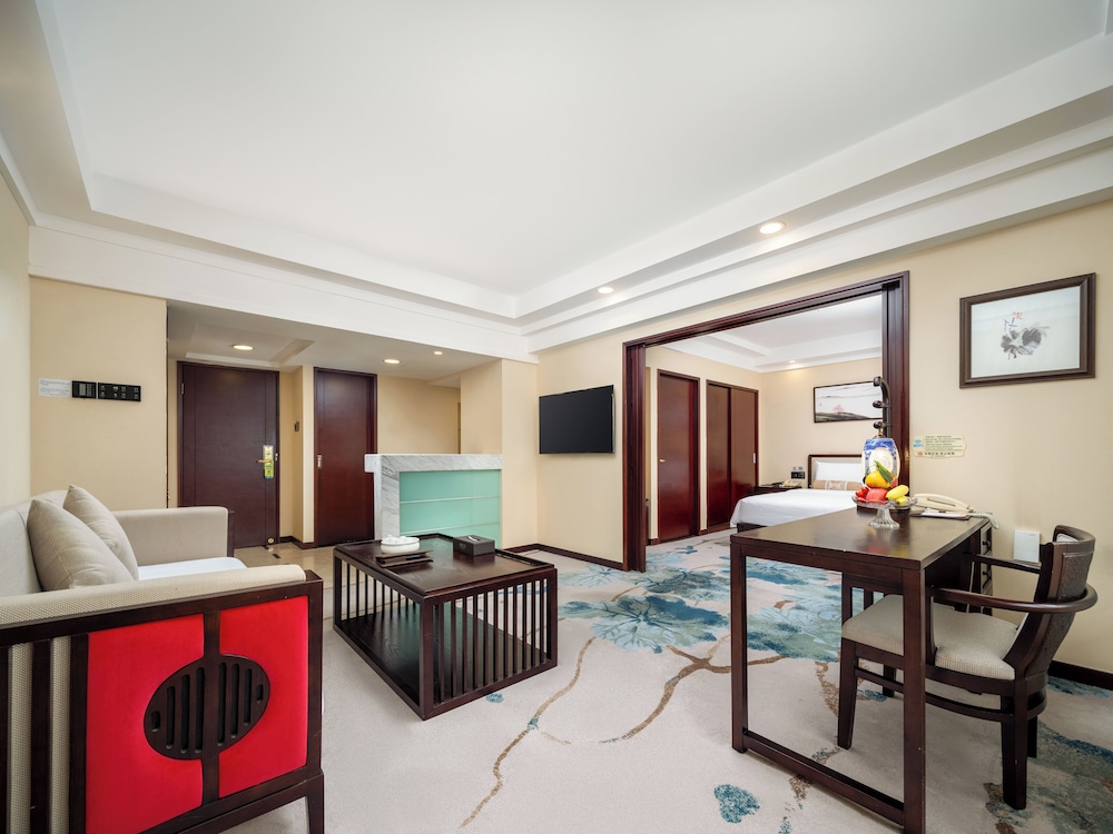 Guangdong Hotel (Sun Yat-sen Memorial Hall Station) 55/73