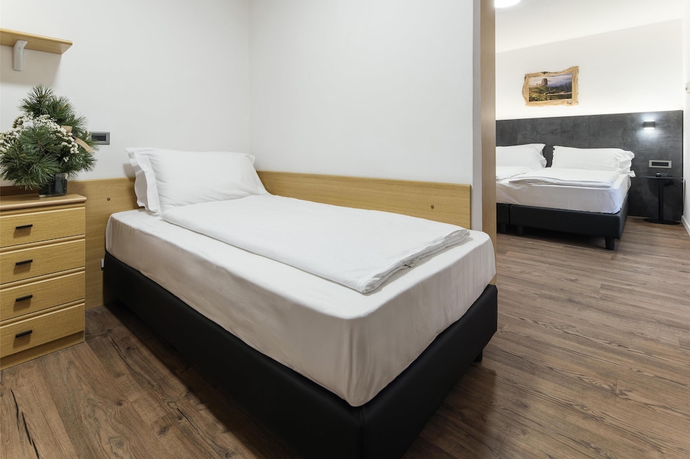 Family, 1 Single and 2 Queen Beds, Mountain View, Balcony، Best Western Hotel Nevada 3/6