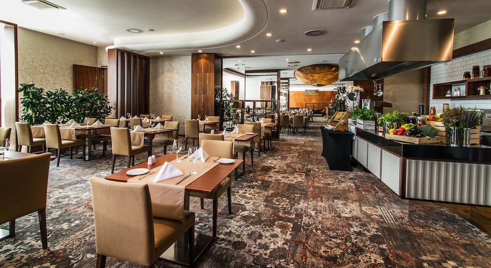 restaurant cafeteria
