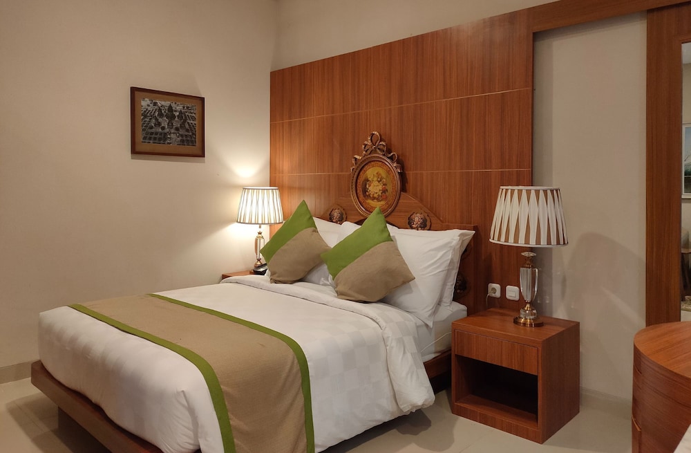 EXECUTIVE, KING BED