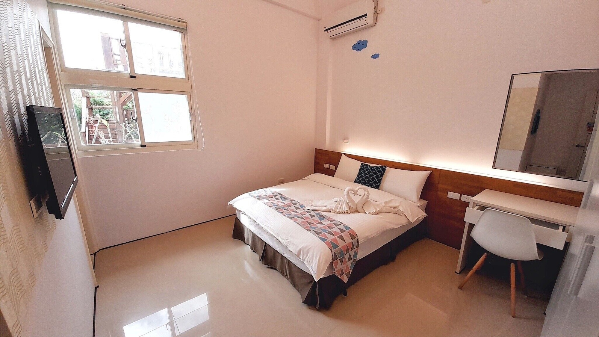 ROOM, DOUBLE BED