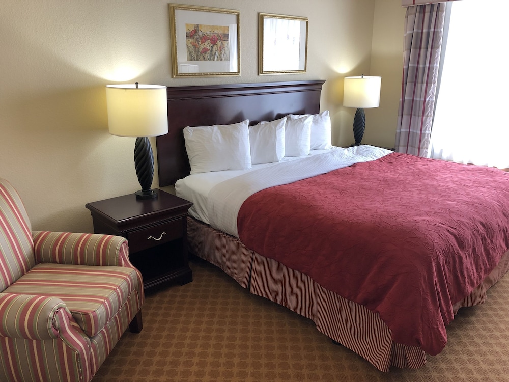 AmericInn by Wyndham Iron Mountain 17/51