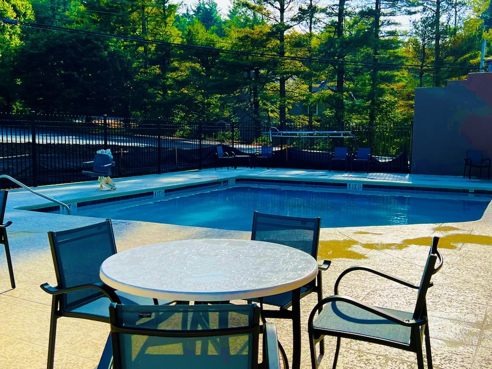 Holiday Inn Express Blowing Rock South 34/50