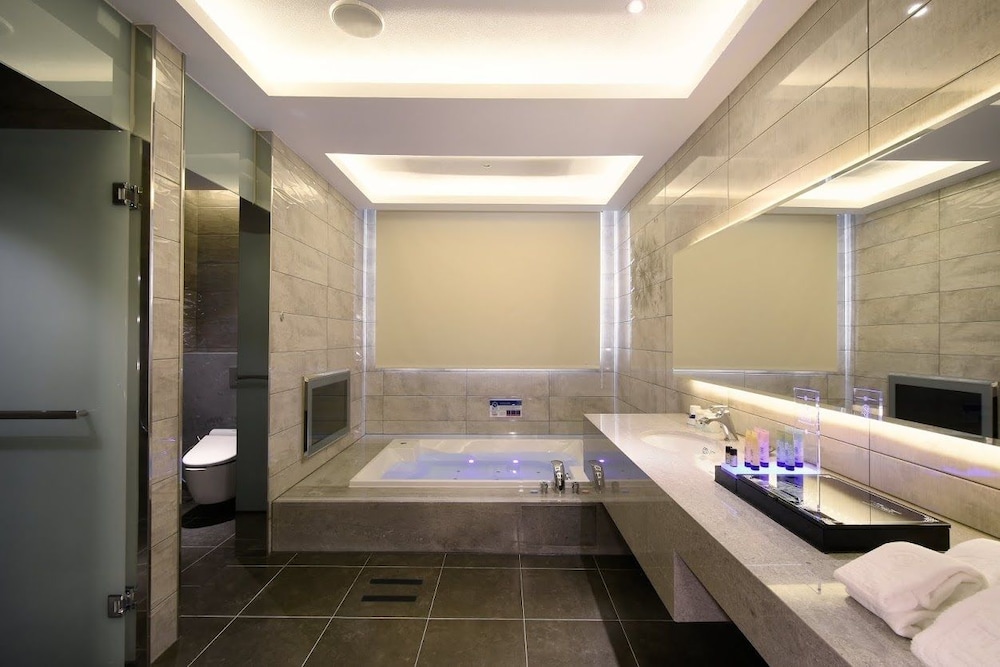 Uher Luxury Resort Hotel 49/50