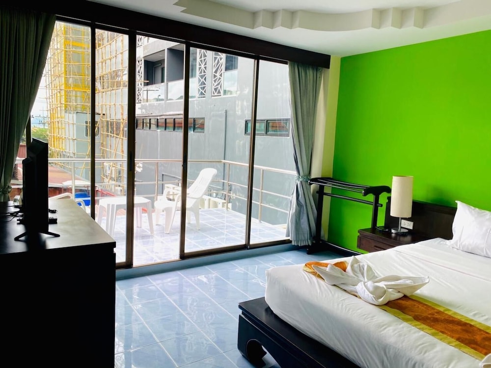 J Hotel 21/51