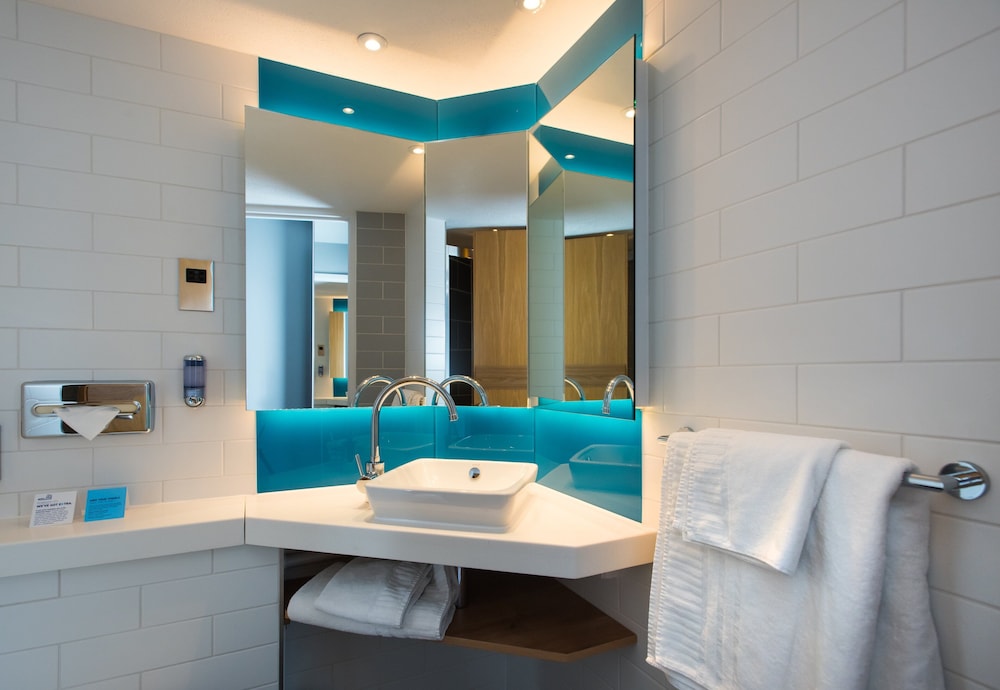 HOLIDAY INN EXPRESS CARDIFF BAY 15/39