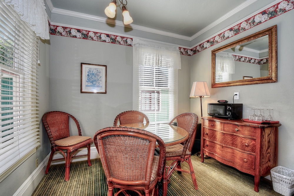 Centrella Inn 44/67