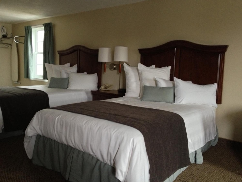 Holiday Hill Inn & Suites 37/61