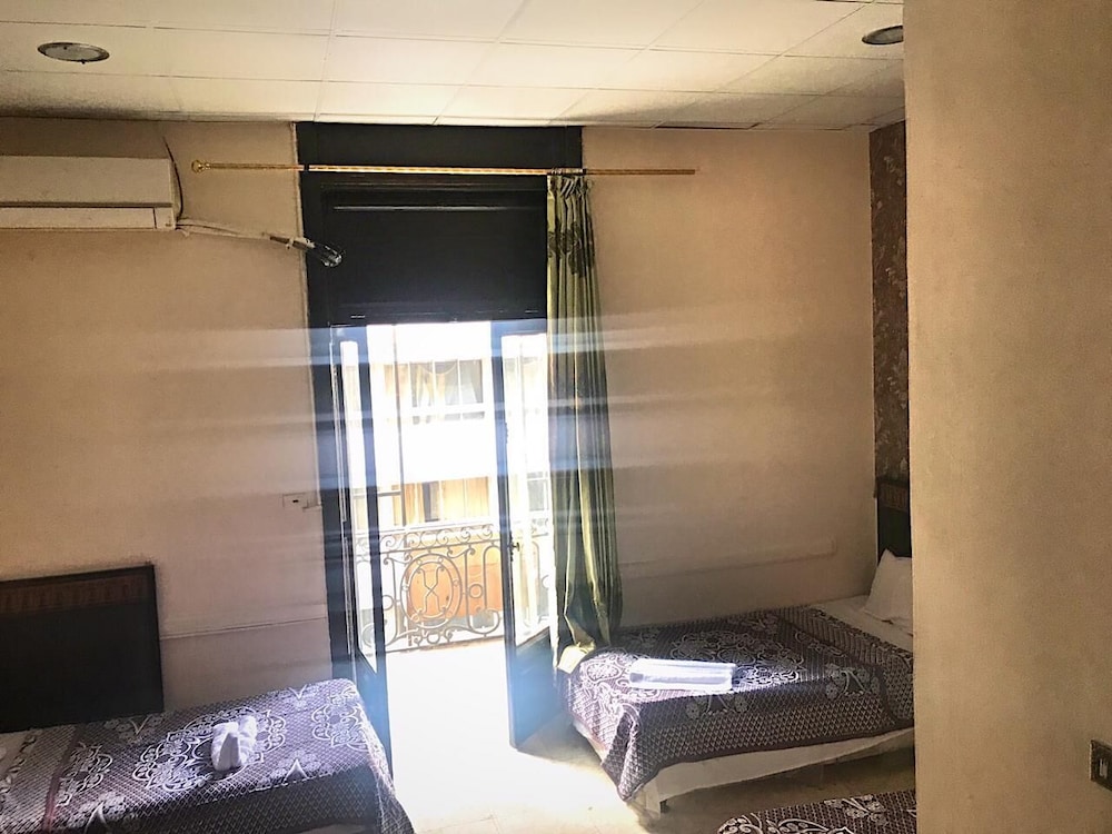One Season Hostel 28/72