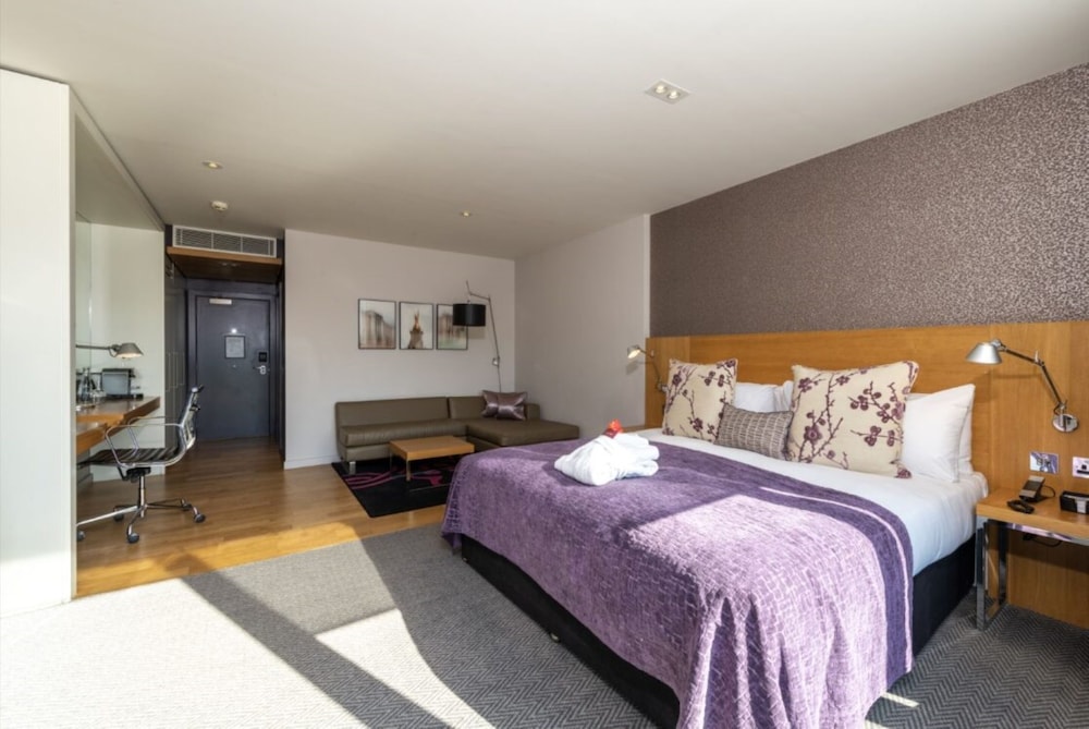 JUNIOR SUITE, KING BED, BALCONY, CLUB LOUNGE ACCESS