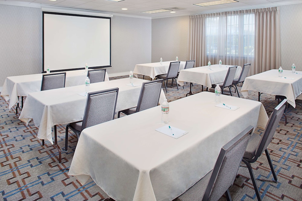 Homewood Suites by Hilton Manchester/Airport 45/54