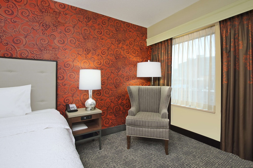 Hampton Inn Suites Columbus Downtown 24/59