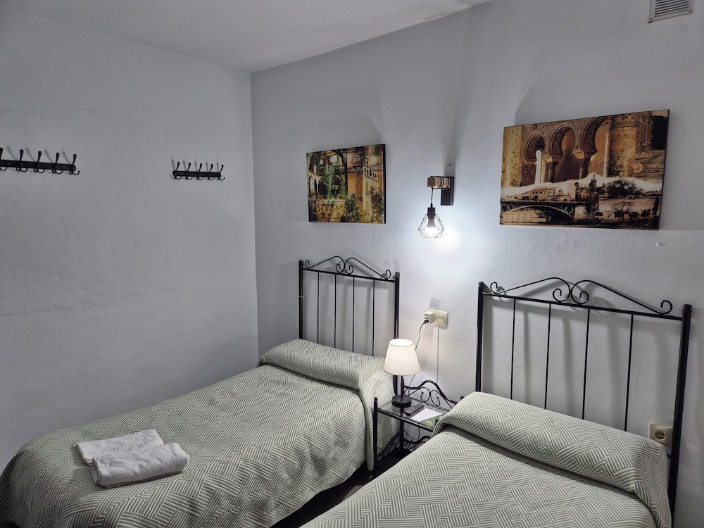 ROOM, DOUBLE OR TWIN BED, SHARED BATHROOM