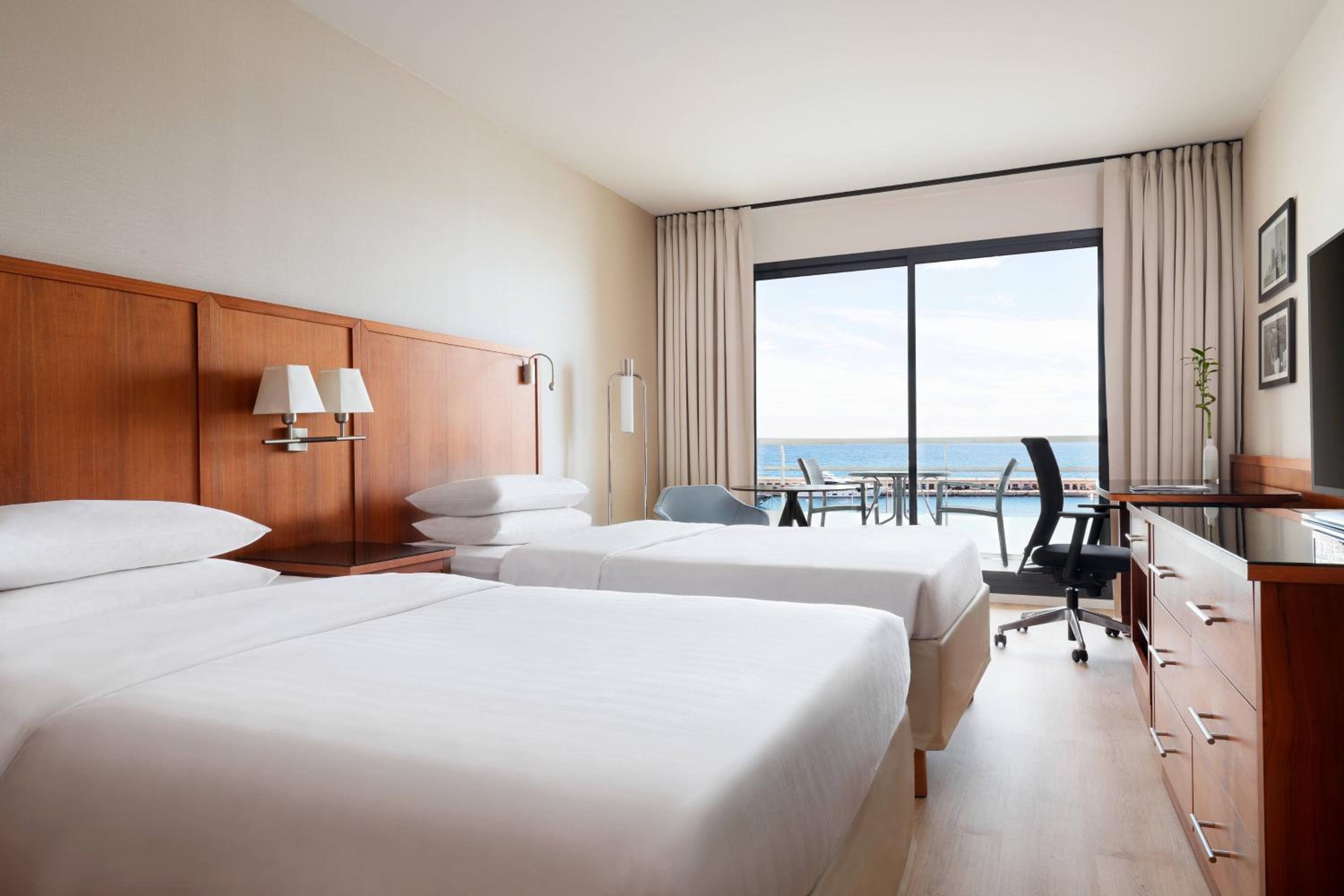 غرفة بزنس بسريرين منفصلين بإطلالة على البحر بشرفة
