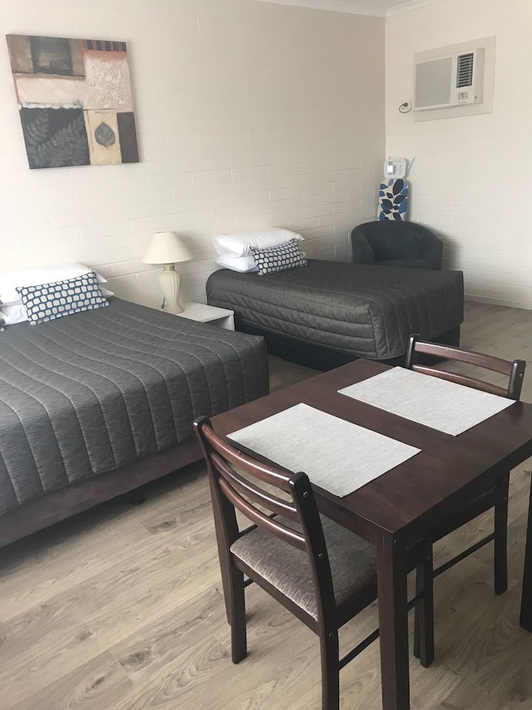 Pampas Motel 46/53