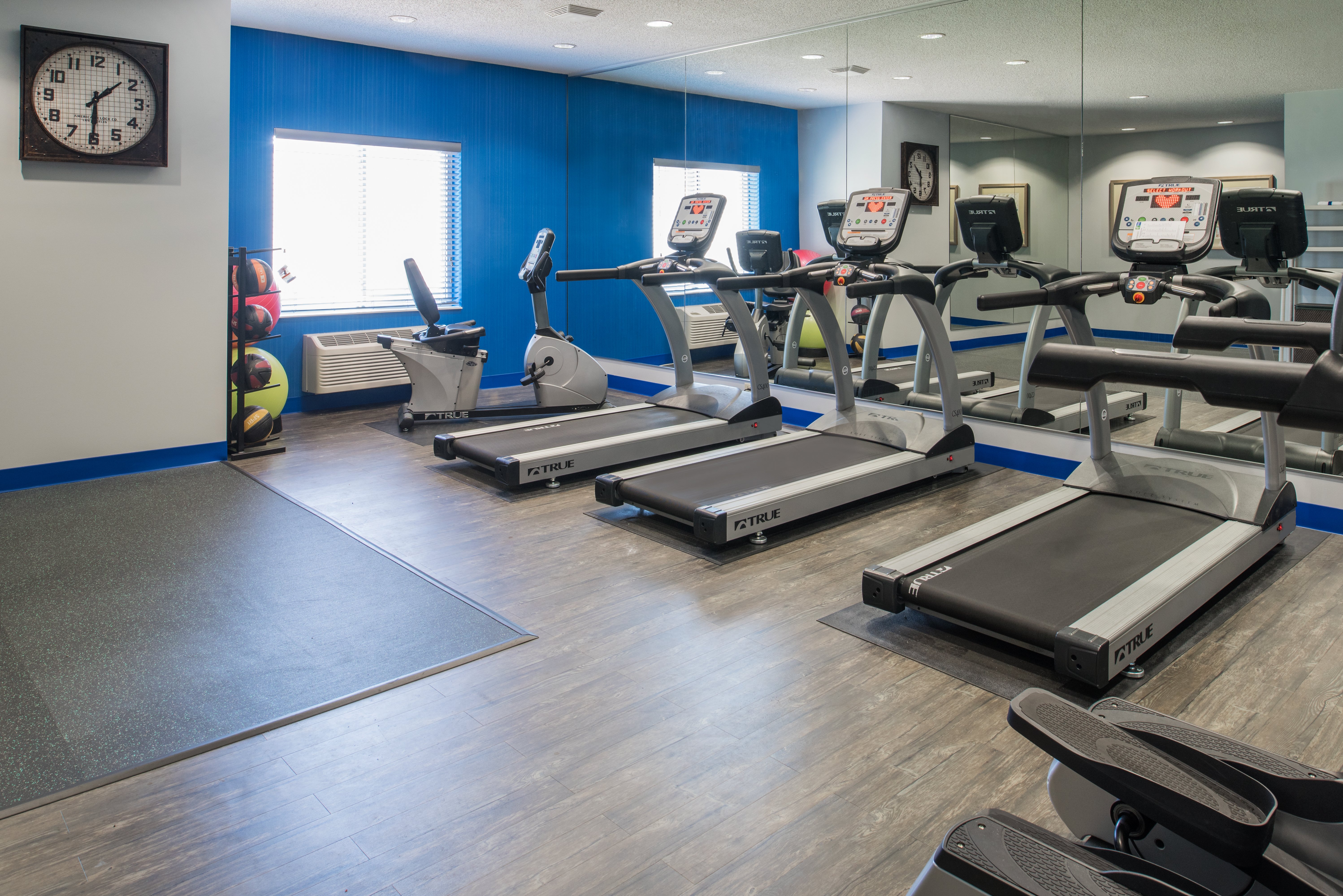 Holiday Inn Express Hotel Suites Burlington 18/39