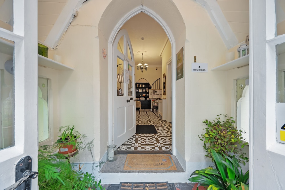 Robin Hill House 5/50