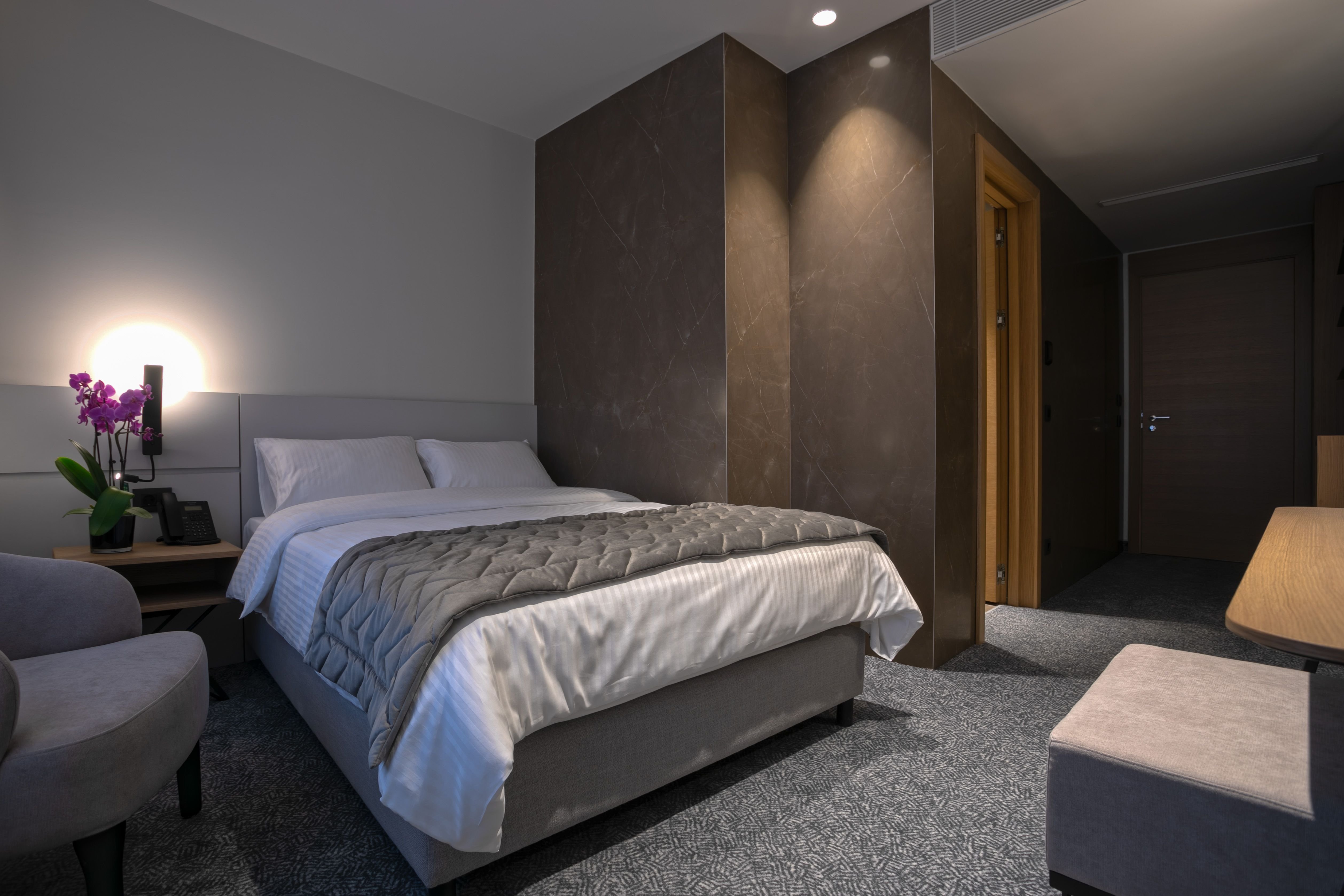 STANDARD, QUEEN BED