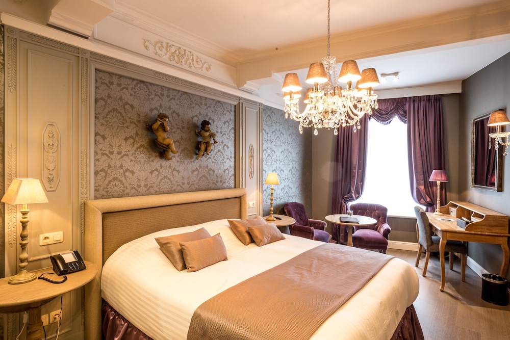 Hotel de Castillion 28/76