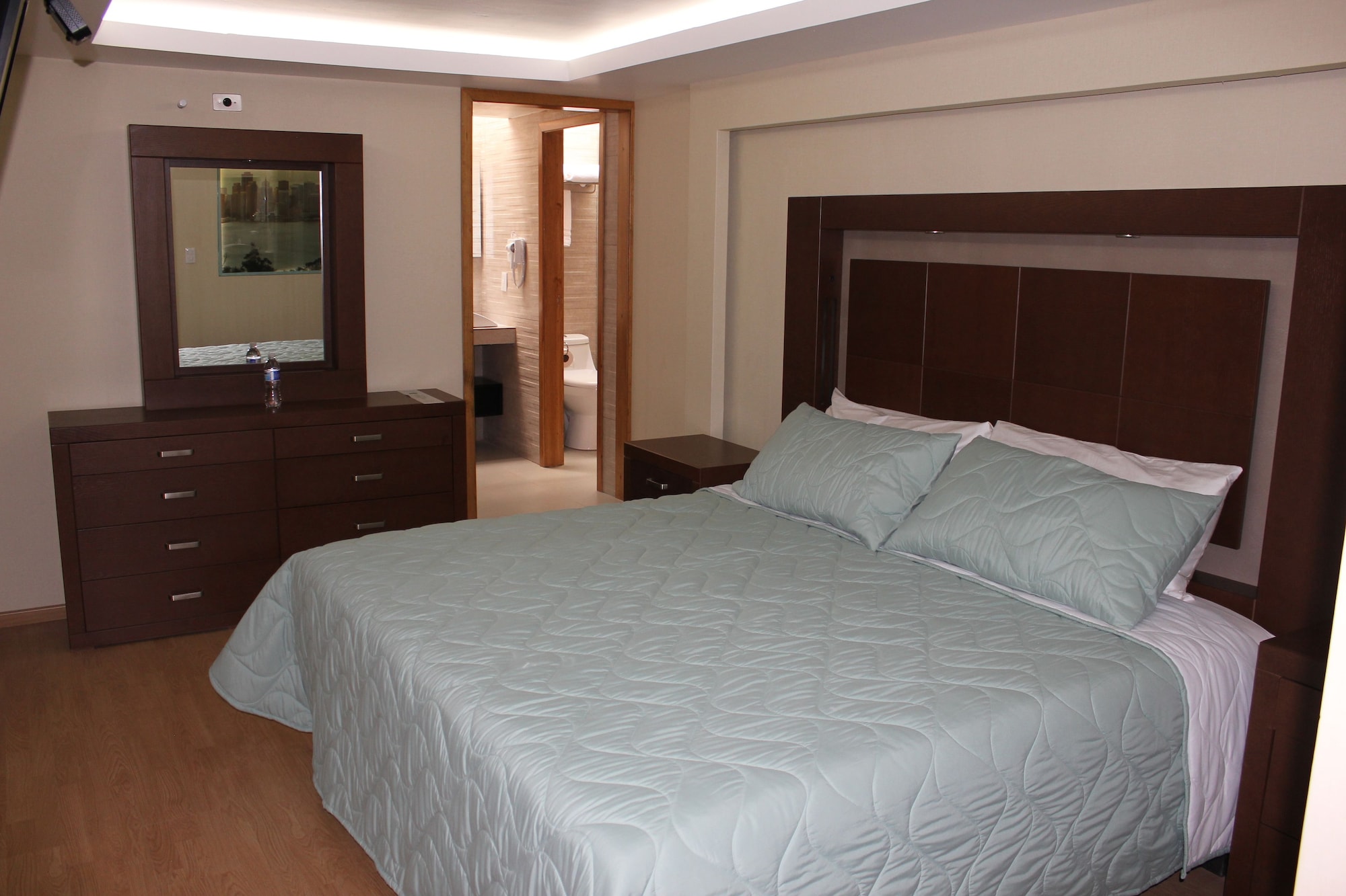 PREMIER, KING BED, PRIVATE BATHROOM