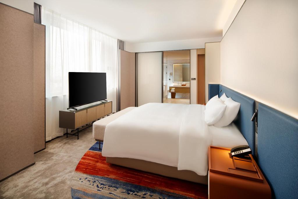 SUITE, DOUBLE BED