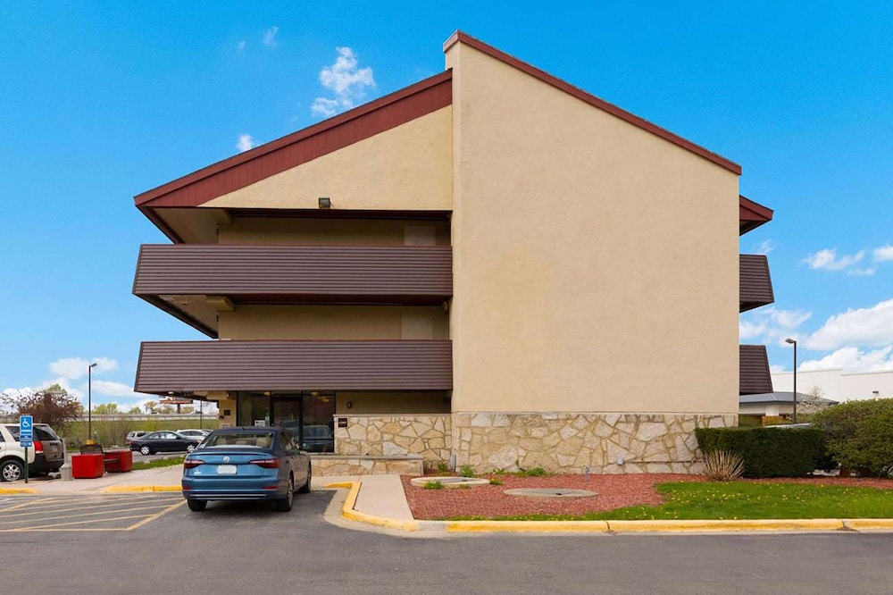 Super 8 by Wyndham Deerfield/Northbrook 19/23