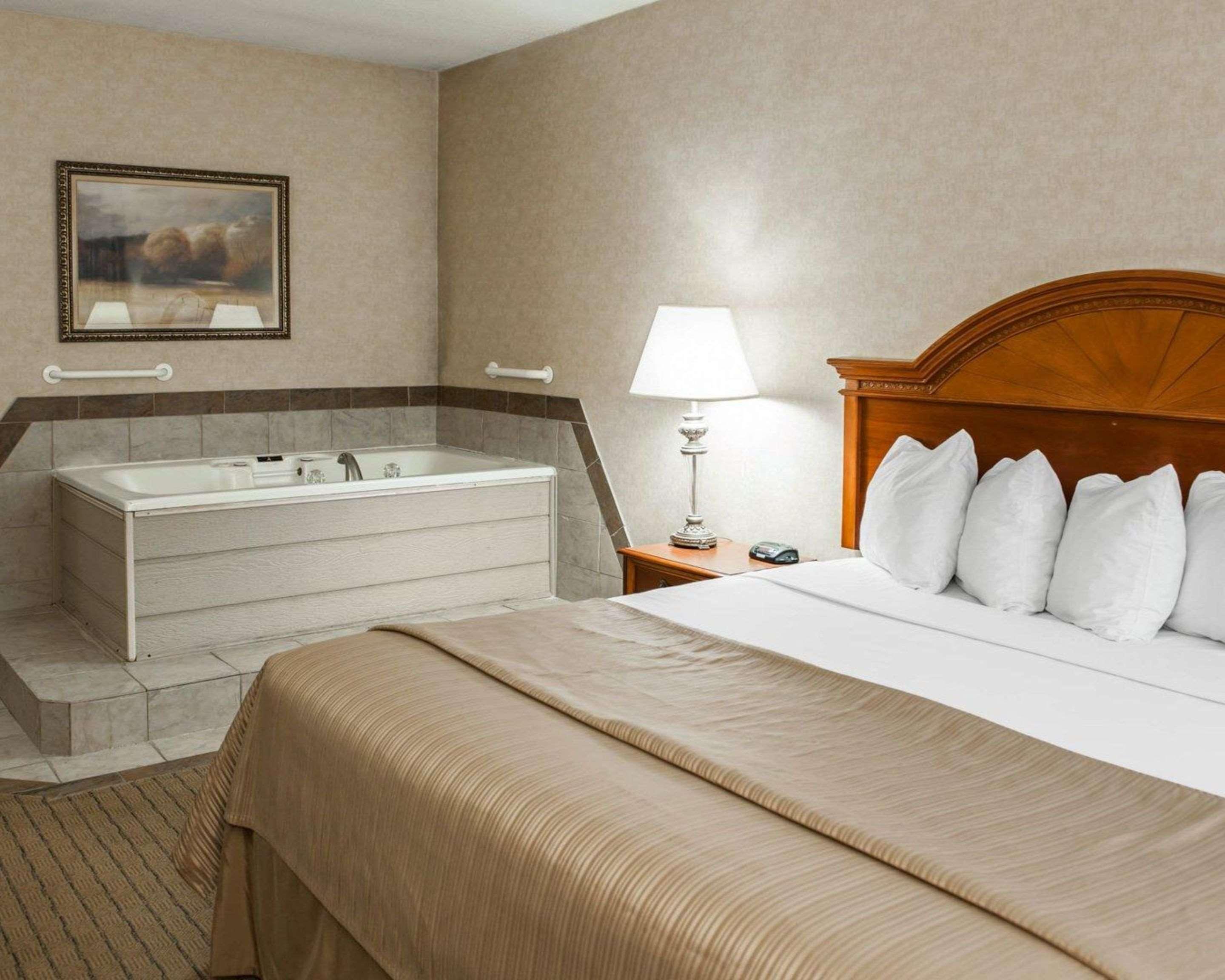ROOM, KING BED